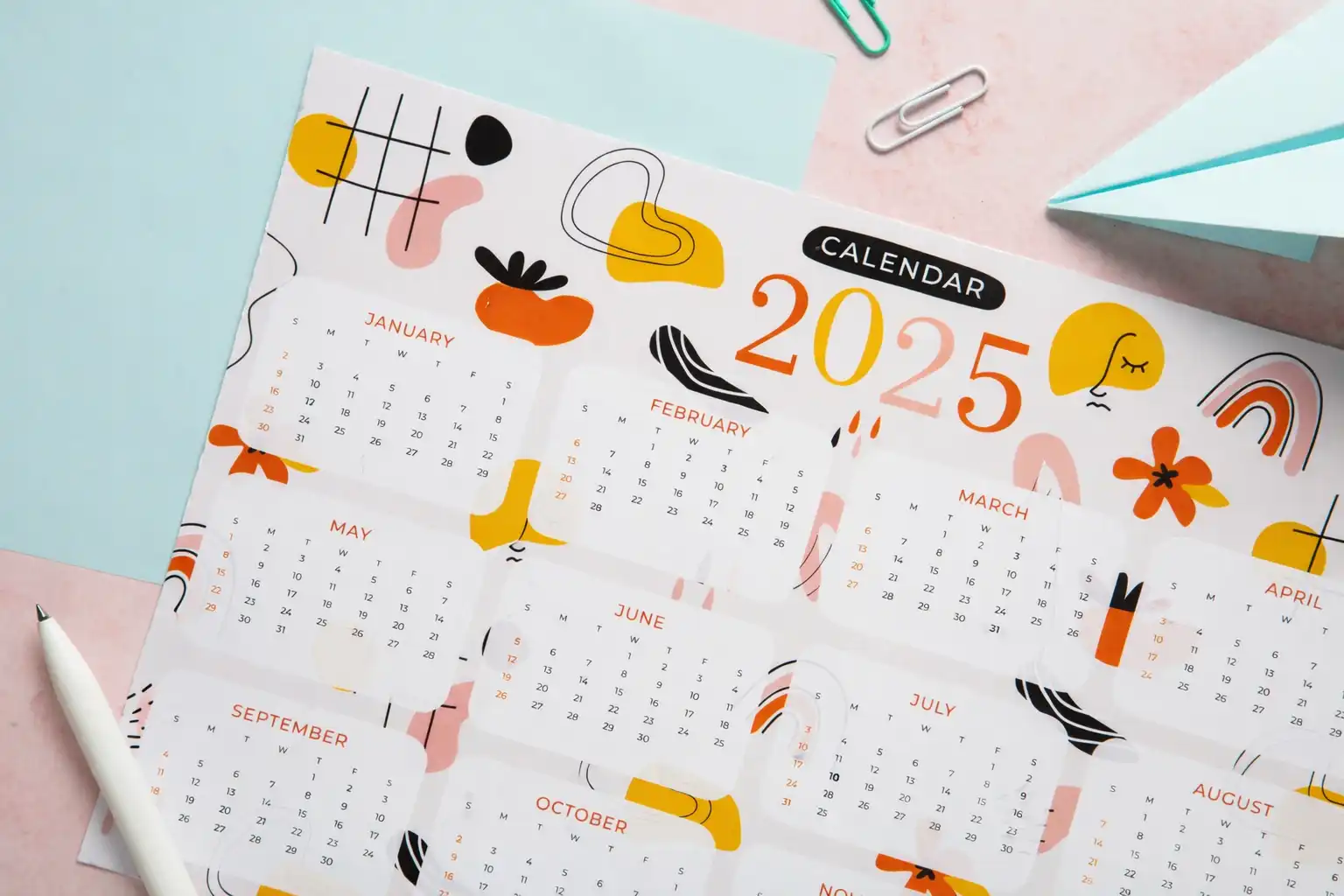 Calendrier 2025 au design moderne et coloré, présenté en vue de dessus